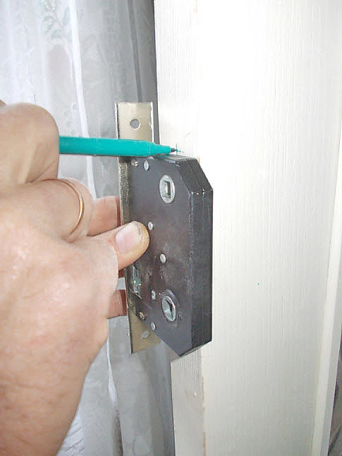 Врезаем замок в полотно. Пошаговая инструкция для чайников