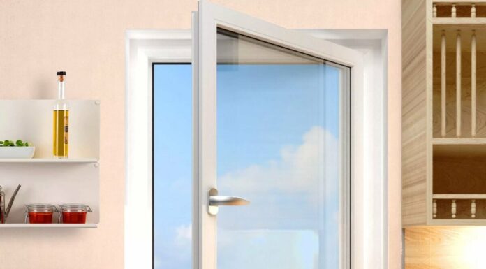 Пластиковое окно для зеленого дома