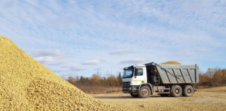 Какие сыпучие материалы от Доставки 196 применяют в сельском хозяйстве и строительстве