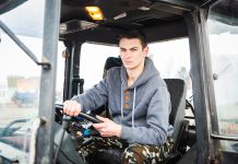 Сложно ли работать трактористом: специфика работы и необходимые навыки