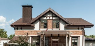 Фасад дома или здания находится пот регулярным воздействием окружающей среды