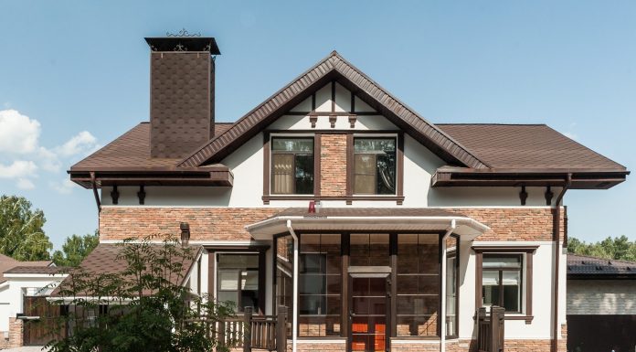 Фасад дома или здания находится пот регулярным воздействием окружающей среды