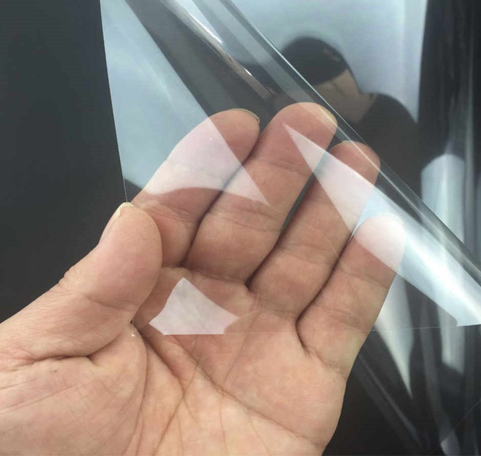 Защитная пленка для стекла и зеркал: как ее клеить, какого размера рулон и какими свойствами она обладает