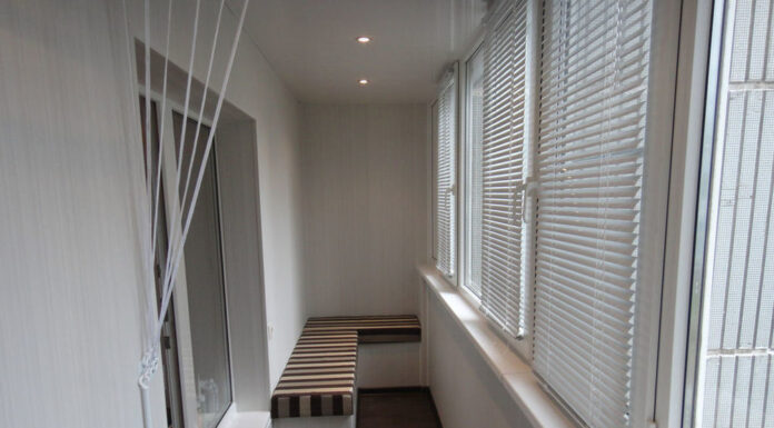 Балкон под ключ: услуги Алиас-Днепр по остеклению, применение паро-гидроизоляционных лент и инновационный Французский балкон