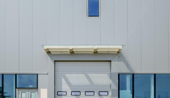 Отличия и плюсы рулонных ворот