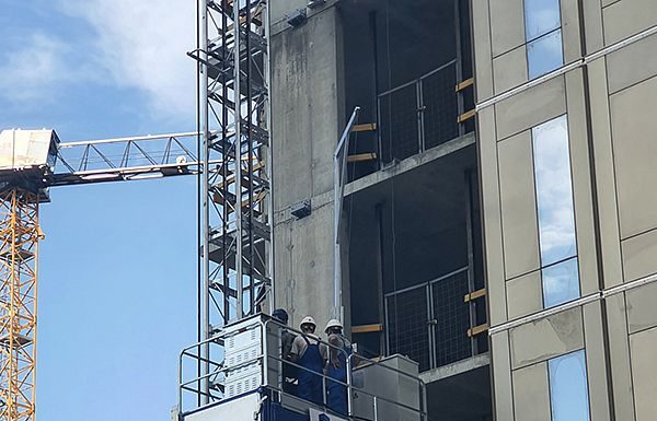 Аренда мачтового подъемника: плюсы аренды перед покупкой, как работать с этой техникой