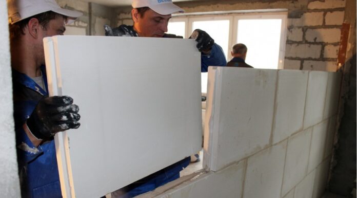 Купить пазогребневые плиты: почему они подходят для возведения перегородок, в каких зданиях их можно встретить