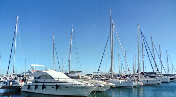 Как правильно зайти в порт яхтой или катером?