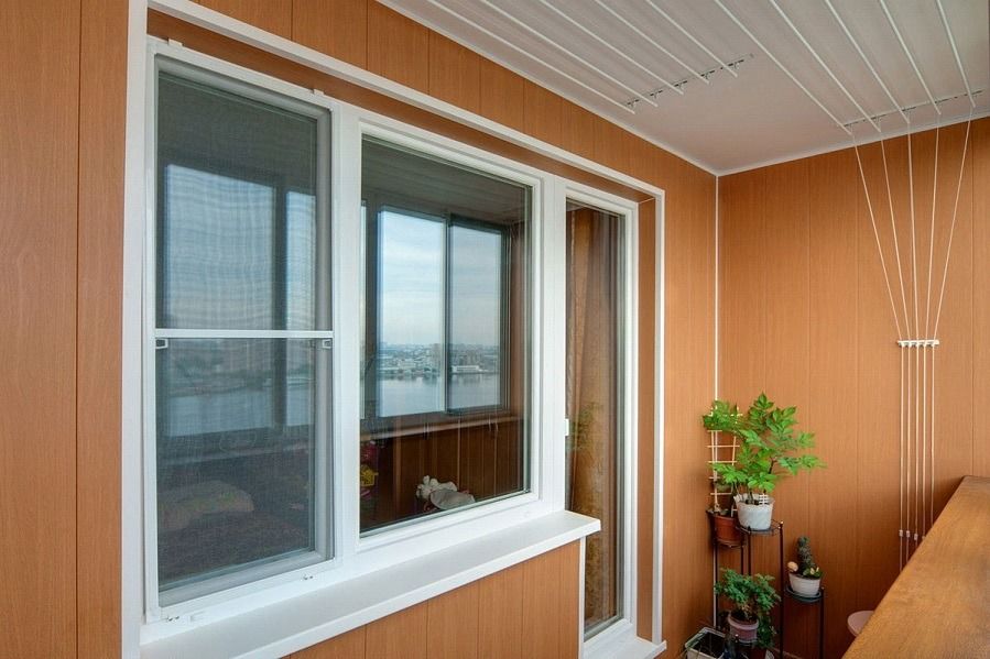 Балкон под ключ: услуги Алиас-Днепр по остеклению, применение паро-гидроизоляционных лент и инновационный Французский балкон