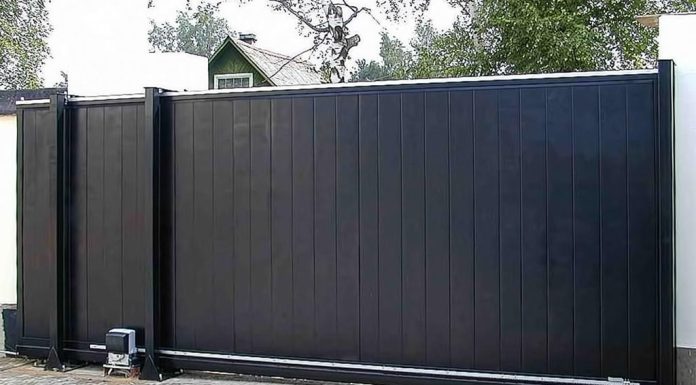 Откатные и распашные ворота для въезда на участок — какие выбрать?