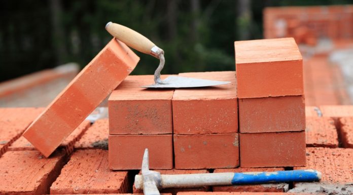 Кирпичи как строительные материалы: полнотелый одинарный, щелевой полуторный