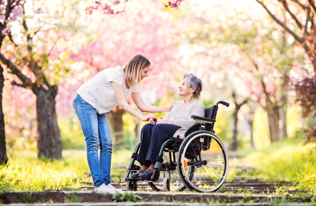 Кресло-коляска для дома: как выбрать надёжное кресло для пожилого родителя