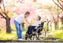 Кресло-коляска для дома: как выбрать надёжное кресло для пожилого родителя