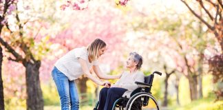 Кресло-коляска для дома: как выбрать надёжное кресло для пожилого родителя