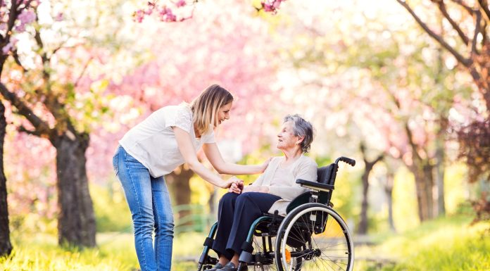 Кресло-коляска для дома: как выбрать надёжное кресло для пожилого родителя