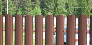 Установка евроштакетника: пошаговая инструкция