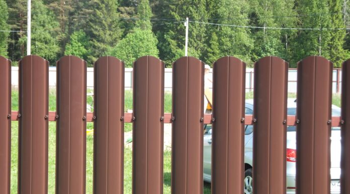 Установка евроштакетника: пошаговая инструкция