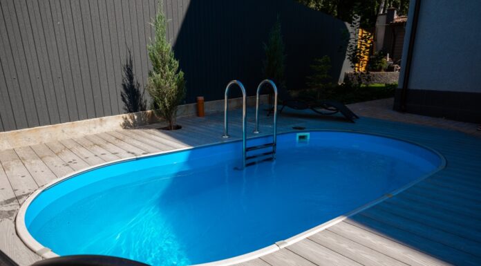 Стоит ли покупать бассейн зимой: плюсы и минусы