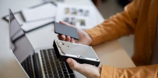 Ремонт ноутбуков: как вернуть ваш гаджет к жизни https://ru.freepik.com/free-photo/man-using-external-storage-used_25777489.htm#fromView=image_search_similar&page=1&position=0&uuid=1656f3bb-e54b-4374-8cbb-8b6dcb550d59