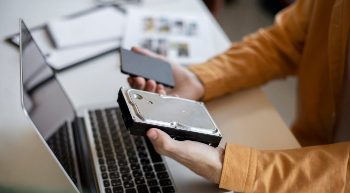 Ремонт ноутбуков: как вернуть ваш гаджет к жизни https://ru.freepik.com/free-photo/man-using-external-storage-used_25777489.htm#fromView=image_search_similar&page=1&position=0&uuid=1656f3bb-e54b-4374-8cbb-8b6dcb550d59