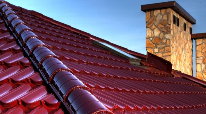 Металлочерепица в оформлении дома: что это, как выбрать подходящую