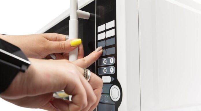 Как выбрать и купить микроволновую печь: советы для каждого дома