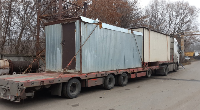 Доставка бытовок и контейнеров низкорамной автоплатформой