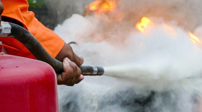 Для чего используется сухой химический огнетушитель?