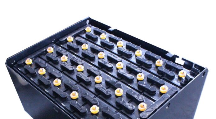 Отчего тяговый аккумулятор быстрее выходит из строя, и как его восстановить