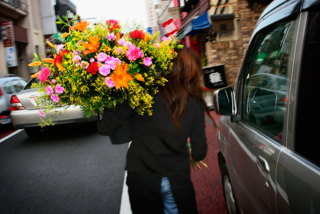 Доставка цветов в офис - надлежащий этикет при отправке цветов на работу