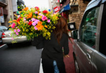 Доставка цветов в офис — надлежащий этикет при отправке цветов на работу