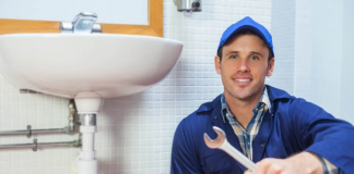 Преимущества услуг частного мастера по установке ванны