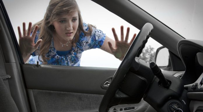 Случайно заперли машину: как специалисты вскрывают замки авто