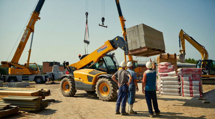 Как выбрать подъемную технику для строительства частного дома: полное руководство