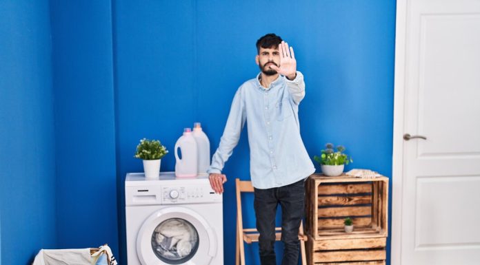 Эффективный ремонт стиральных машин: как починить технику https://ru.freepik.com/free-photo/young-hispanic-man-with-beard-doing-laundry-standing-at-laundry-room-with-open-hand-doing-stop-sign-with-serious-and-confident-expression-defense-gesture_39008723.htm#fromView=search&page=1&position=18&uuid=ecc857c9-ccd4-4c3b-b9c3-3d84380156b7